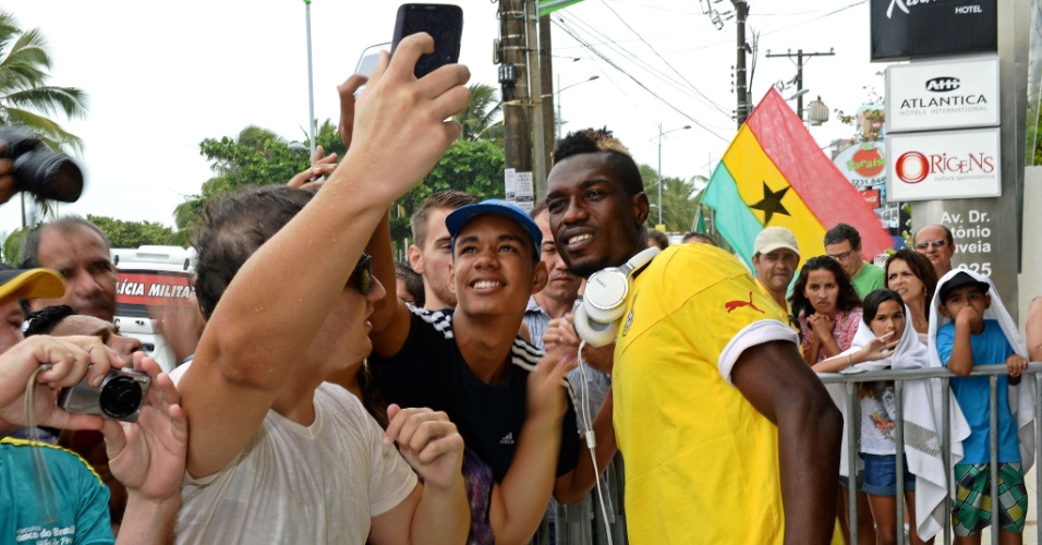 John Boye, de Gana, tira fotos com os fãs em Maceió; time embarcou rumo a Brasília para jogo contra Portugal