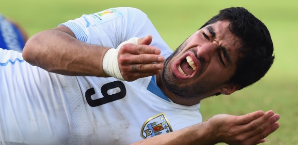 O atacante uruguaio Suárez, suspenso pela Fifa por ter mordido o italiano Chiellini, em jogo da Copa