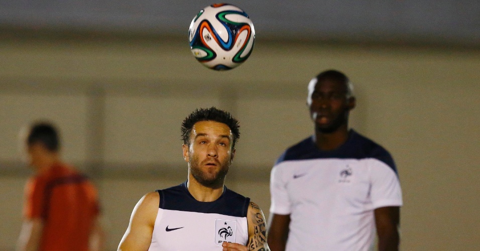 Mathieu Valbuena controla a bola com a cabeça durante treinamento da França no Rio de Janeiro