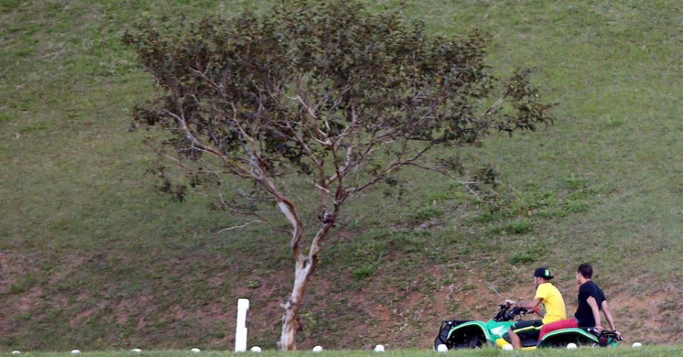 Neymar anda de quadriciclo na Granja Comary em dia de folga da seleção brasileira