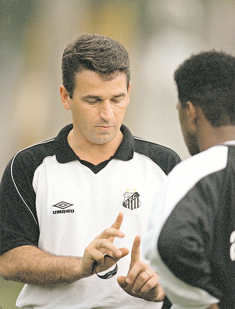 O técnico Giba orienta jogadores no Centro de treinamento durante treino do Santos - Fernando Santos/Folhapress