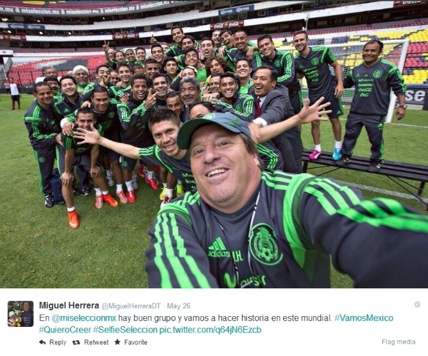 Outra "área de atuação" em que o técnico mexicano se destaca é o Twitter. Ele é fã das selfies e não deixa de postar com seu time, com o presidente do México ou com a torcida