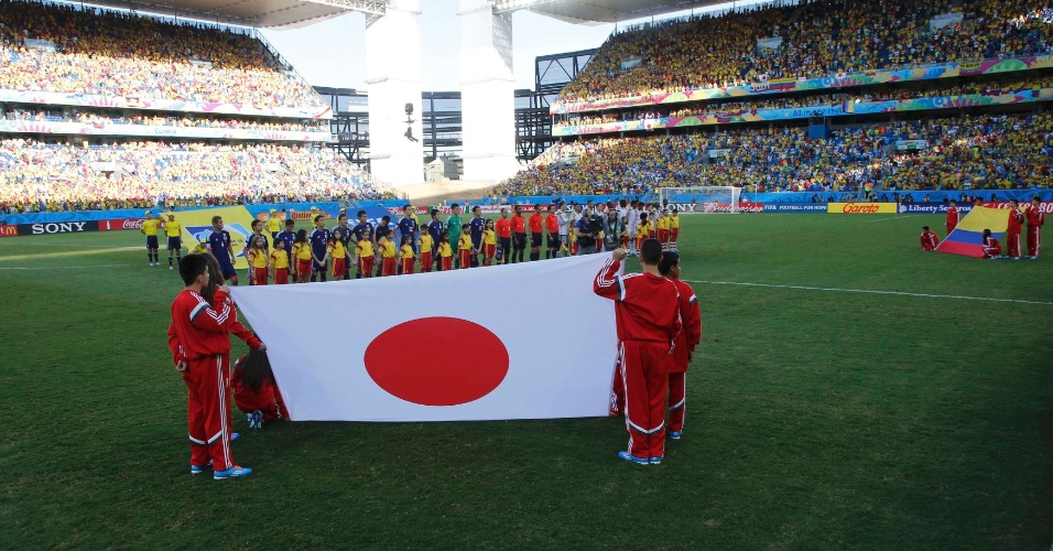 24.jun.2014 - Seleções de Japão e Colômbia ficam perfiladas para a execução dos hinos na Arena Pantanal