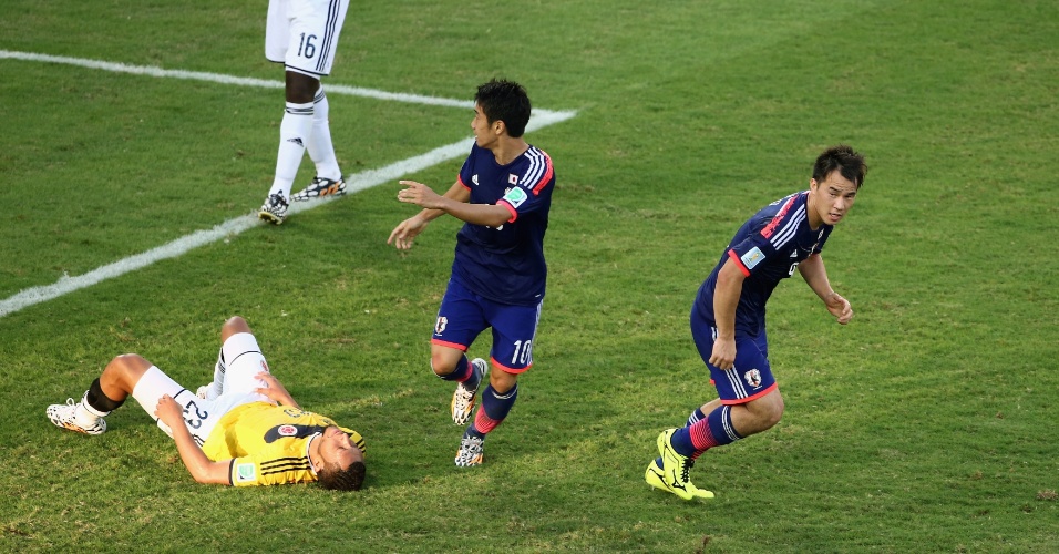 Shinji Okazaki sai para comemorar após empatar para o Japão contra a Colômbia, na Arena Pantanal