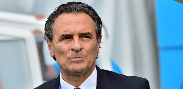 Técnico Cesare Prandelli pediu a demissão após a eliminação da Itália na Copa do Mundo