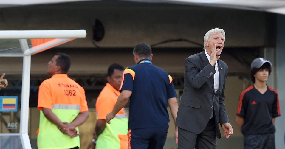 24.jun.2014 - Técnico da Colômbia, José Pekerman, orienta sua equipe durante a partida contra o Japão, na Arena Pantanal