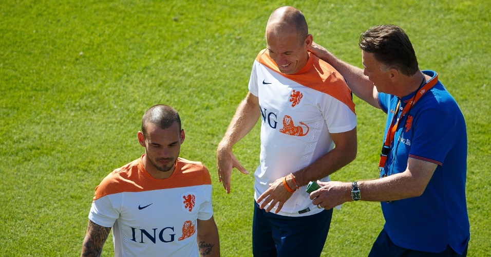 Técnico Van Gaal brinca com Robben durante treino da Holanda no Rio de Janeiro