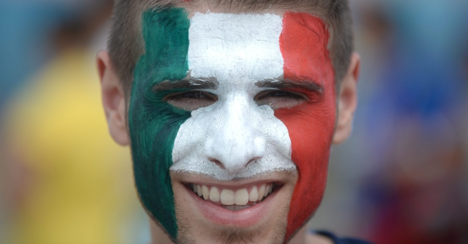 Torcedor da Itália pinta o rosto com as cores da bandeira do país, na Arena das Dunas