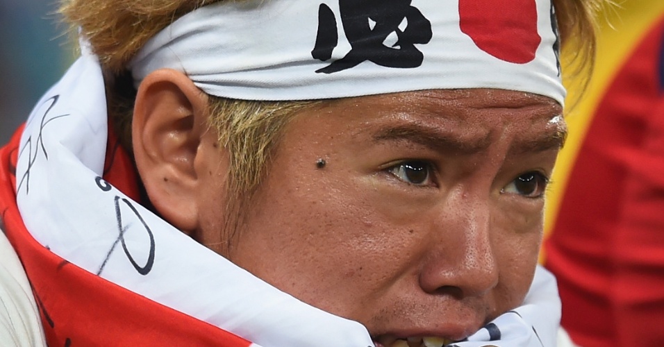 24.jun.2014 - Torcedor japonês chora a derrota por 4 a 1 para a Colômbia na Arena Pantanal e a eliminação na Copa do Mundo