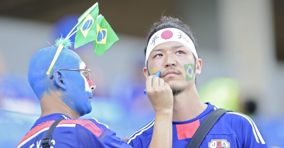 24.jun.2014 - Torcedor japonês pinta o rosto antes do jogo contra a Colômbia, na Arena Pantanal