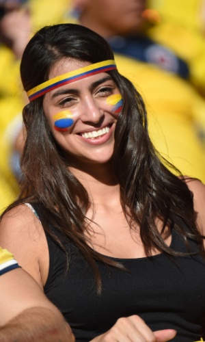 Torcedora vai com faixa e pintura da Colômbia no rosto ao jogo contra o Japão, na Arena Pantanal