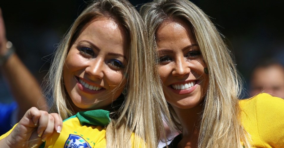 Torcedoras brasileiras fazem festa no Mineirão, antes de Inglaterra e Costa Rica jogarem