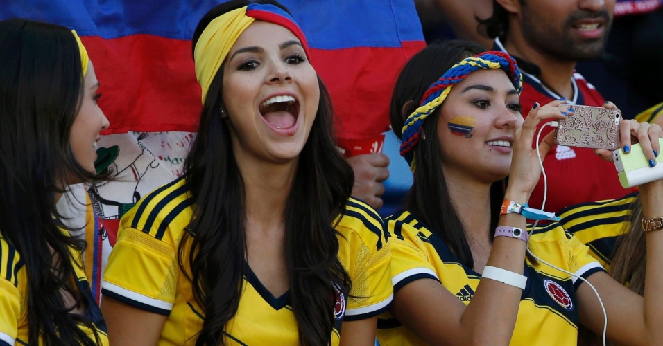 Torcedoras colombianas registram a partida contra o Japão na Arena Pantanal