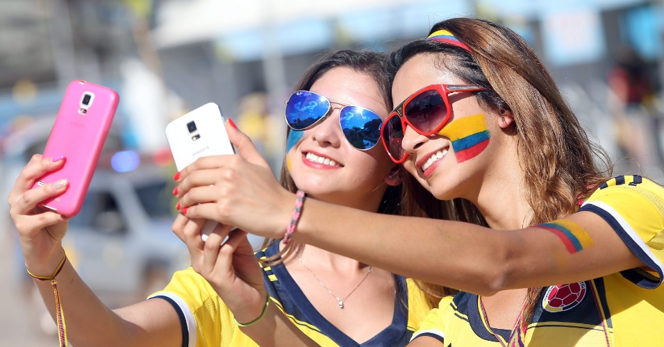 Torcedoras colombianas tiram "selfies" antes do jogo contra o Japão, na Arena Pantanal