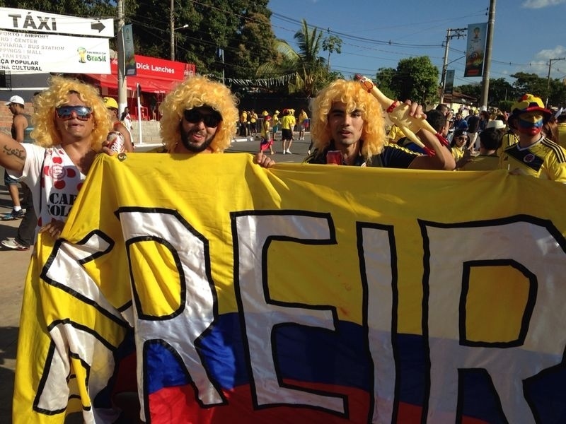 24.jun.2014 - Torcedores colombianos chegam à Arena Pantanal para a partida contra o Japão
