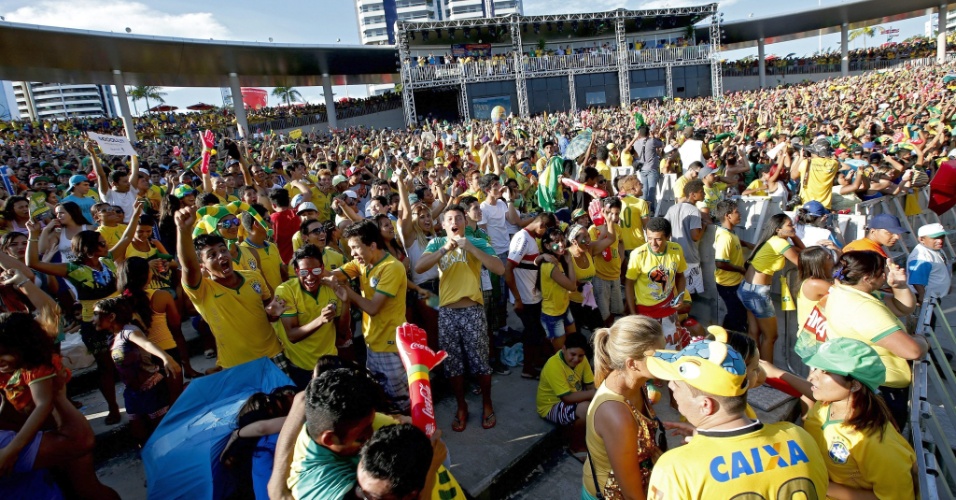 Torcedores comemoram gol do Brasil na partida contra Camarões na Fan Fest de Manaus