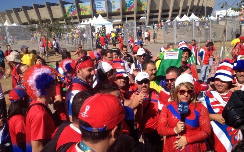 Torcedores da Costa Rica se reúnem na frente do Mineirão para a partida contra a Inglaterra, nesta terça