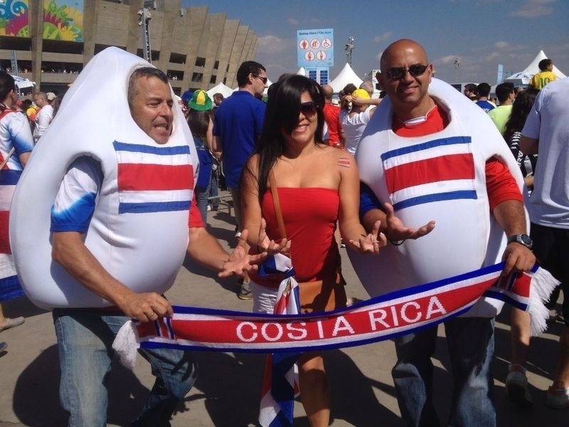 Torcedores da Costa Rica se vestem de culhões - isso mesmo, culhões - para assistir ao jogo contra a Inglaterra