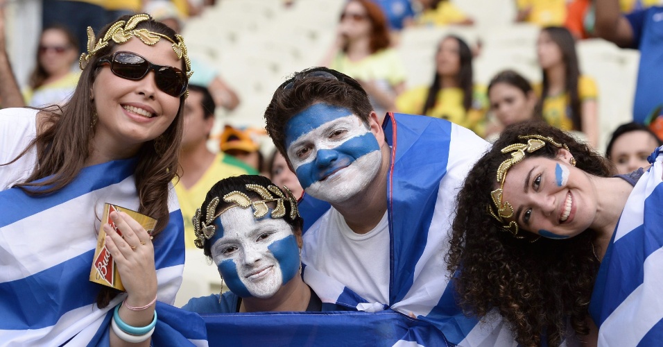Torcedores da Grécia pintaram o rosto para acompanhar a partida contra a Costa do Marfim