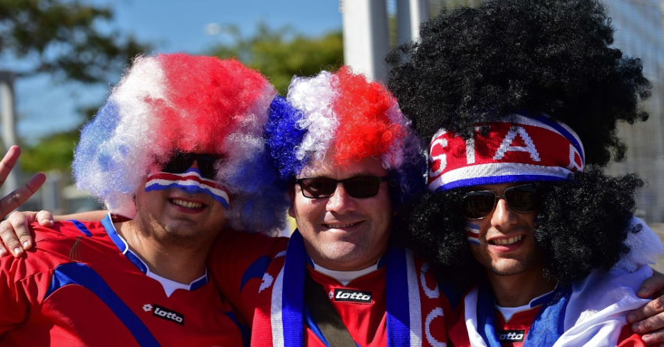 Torcida costarriquenha capricha no visual para acompanhar o time contra a Inglaterra