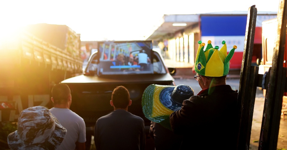 Trabalhadores do Ceagesp fazem uma pausa para assistir ao jogo entre Brasil e Camarões, pela última rodada da fase de grupos da Copa do Mundo