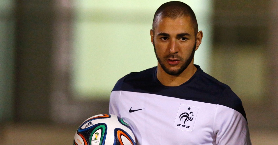 Um dos destaques da Copa do Mundo até aqui, Karim Benzema chega para treino da França no Rio de Janeiro