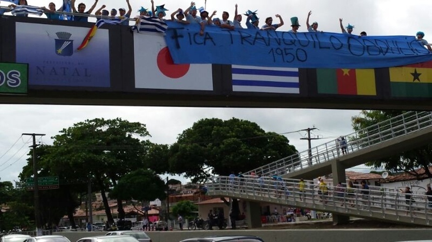 Uruguaios penduram faixa "Fica tranquilo Obdúlio 1950" em passarela nos arredores da Arena das Dunas