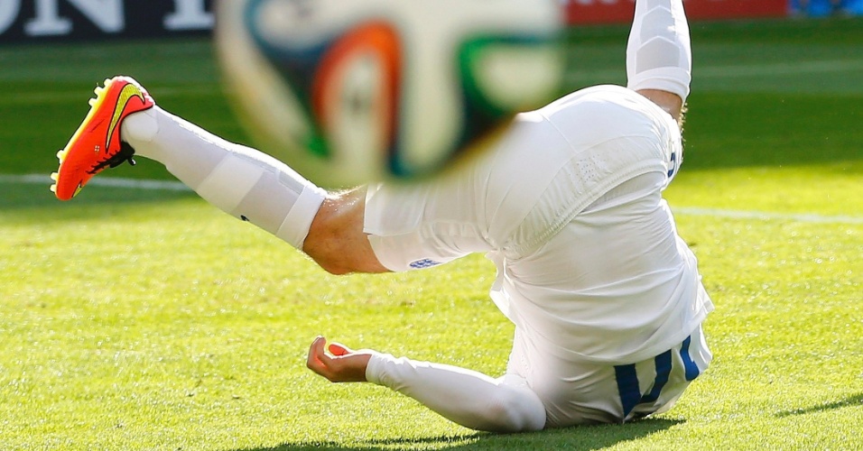 Wayne Rooney vai parar no chão em disputa de bola na partida contra a Costa Rica, na melancólica despedida da Inglaterra