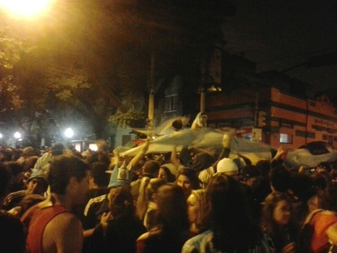 25.jun.2014 - Argentinos tomam conta de ruas de Porto Alegre após classificação para as oitavas de final da Copa do Mundo