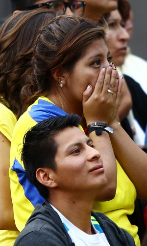 25.jun.2014 - Em Quito, torcedora equatoriana não acredita em eliminação da seleção nacional logo na primeira fase da Copa do Mundo