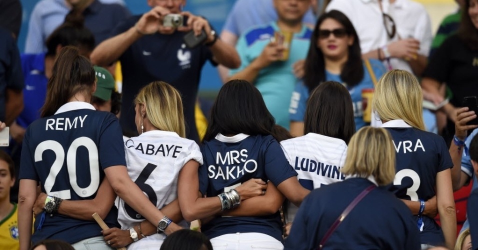 25.jun.2014 - Mulheres dos jogadores franceses Cabaye, Sakho, Sagna, Evra e Remy mostram que estão uniformizadas para torcer para seus maridos