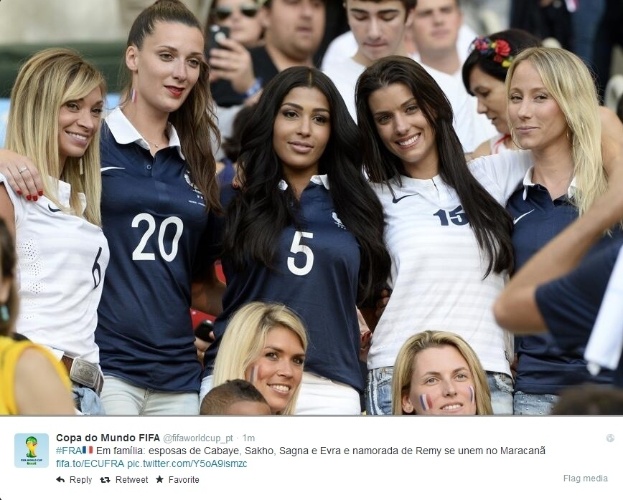 25.jun.2014 -Mulheres dos jogadores franceses Cabaye, Sakho, Sagna, Evra e Remy torcem, juntas, para seus maridos no Maracanã