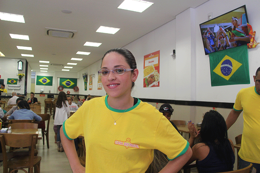 A atendente Juliana Ferreira da Casa do Pastel 2 acha que o movimento melhorou no restaurante com a Copa. Foto: Paulo