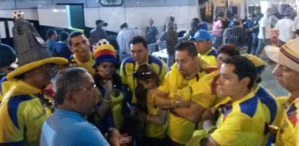 Cerca de 40 equatorianos registraram queixa na delegacia móvel ao lado do Maracanã na tarde desta quarta