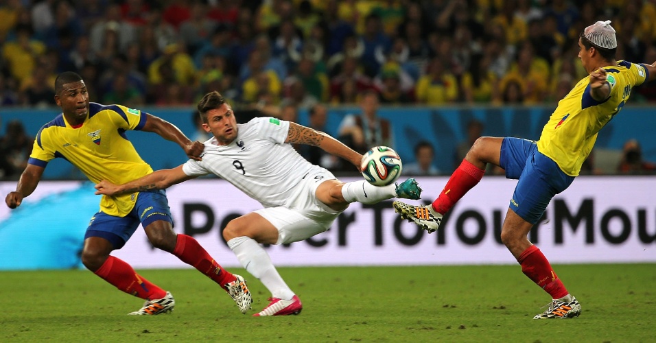 25.jun.2014 - Atacante francês Giroud, que entrou no segundo tempo, tentar dominar a bola acompanhado pela marcação dupla do Equador no Maracanã