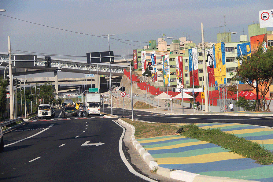 Avenidas recapeadas, gramados aparados, policiamento e paredes decoradas para quem vai ao Itaquerão a partir da estação Artur Alvim.