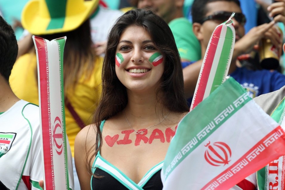 Bela torcedora mostra no corpo sua torcida pelo Irã, que sonha com uma vaga nas oitavas de final da Copa