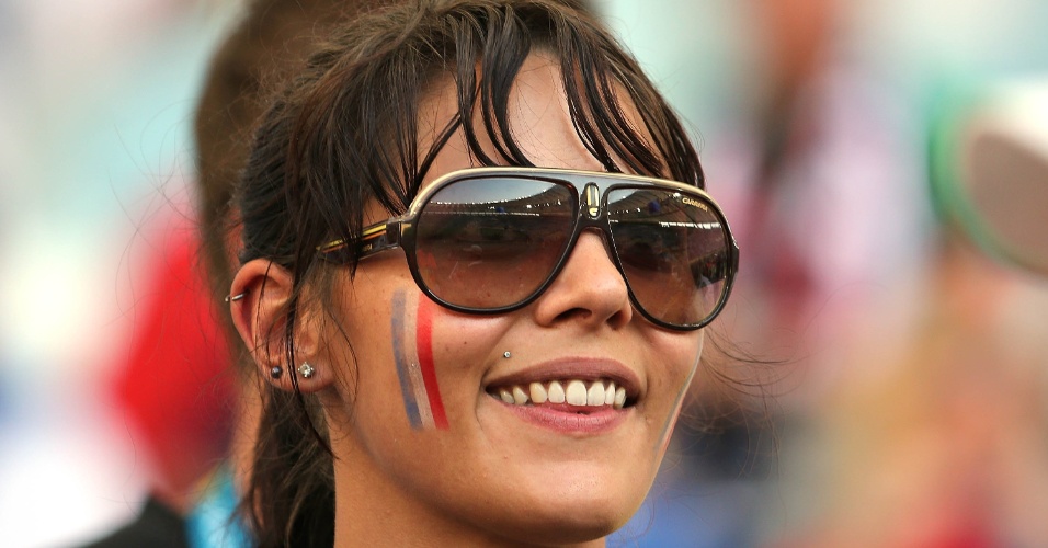 25.jun.2014 - Bela torcedora sorri antes do jogo entre Equador e França, no estádio do Maracanã