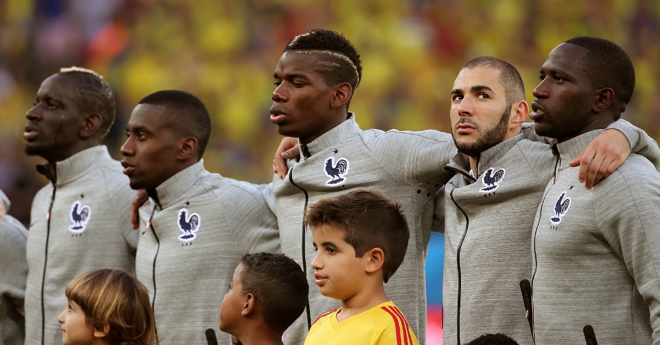 25.jun.2014 - Benzema não canta o hino francês antes da partida contra o Equador, no Maracanã