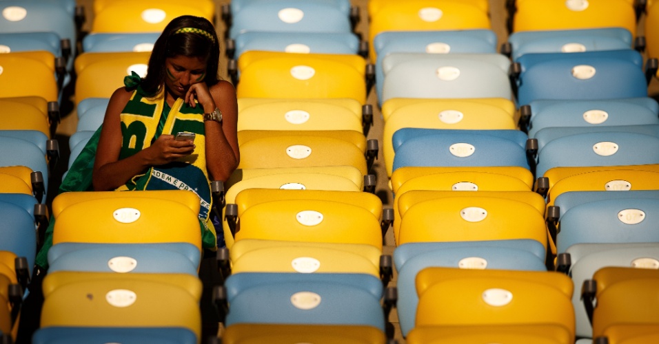 Brasileira chega cedo ao Maracanã para o jogo entre França e Equador