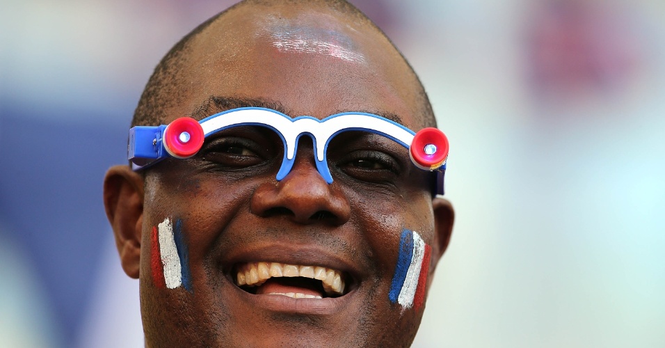 25.jun.2014 - Com óculos personalizado, torcedor sorri antes do jogo entre Equador e França, no Maracanã