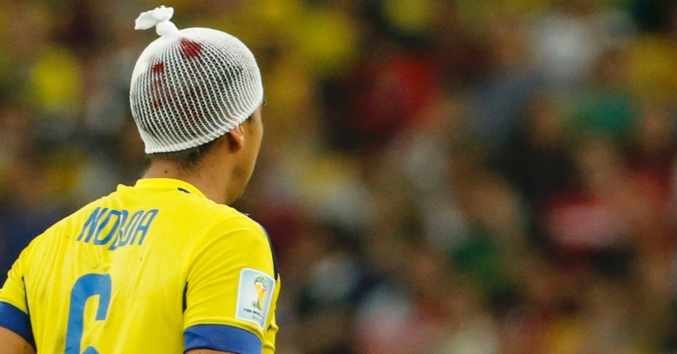 25.jun.2014 - Cristian Noboa, do Equador, usa proteção na cabeça após dividida na partida contra a França, no Maracanã