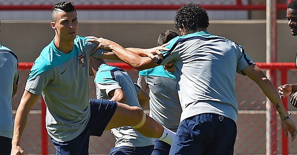 Cristiano Ronaldo faz alongamento durante treino de Portugal em Brasília. O português mudou mais uma vez o visual, raspou as laterais do cabelo e apareceu de moicano na sessão desta quarta-feira