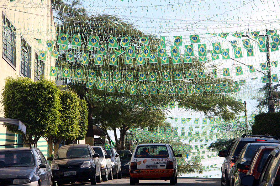 Em A.E. Carvalho ruas decoradas próxima ao Itaquerão.