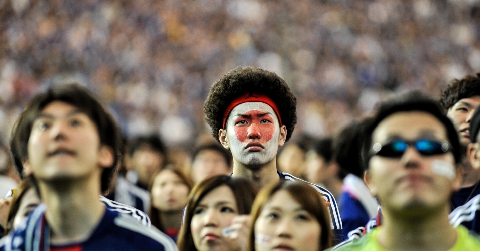 Em Tóquio, torcedores japoneses lamentam a derrota para a Costa do Marfim, no dia 14, na estreia