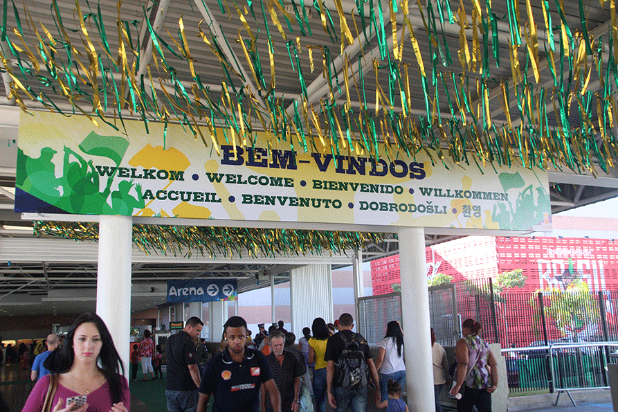 Entrada do Shopping Itaquera traz faixa de boas vindas em vários idiomas para os turistas estrangeiros.