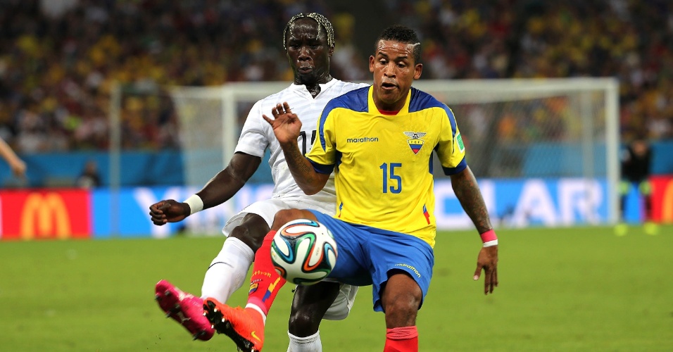 25.jun.2014 - Equatoriano Michael Arroyo domina a bola marcado de perto pelo francês Sagna, no empate por 0 a 0 no Maracanã