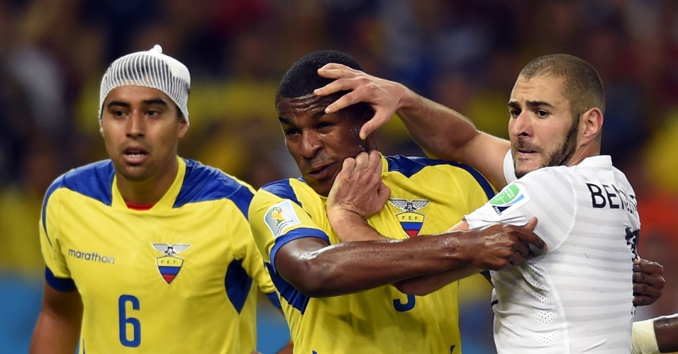 25.jun.2014 - Francês Benzema e equatoriano Frickson Erazo trocam empurrões dentro da área no empate por 0 a 0 entre as equipes no Maracanã