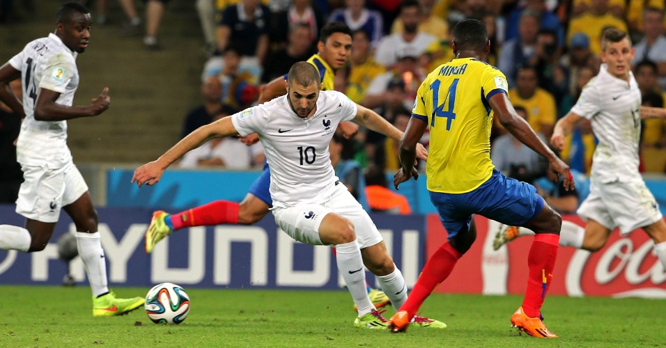 25.jun.2014 - Francês Benzema tenta criar jogada de ataque, mas não consegue tirar o zero do placar contra o Equador no Maracanã