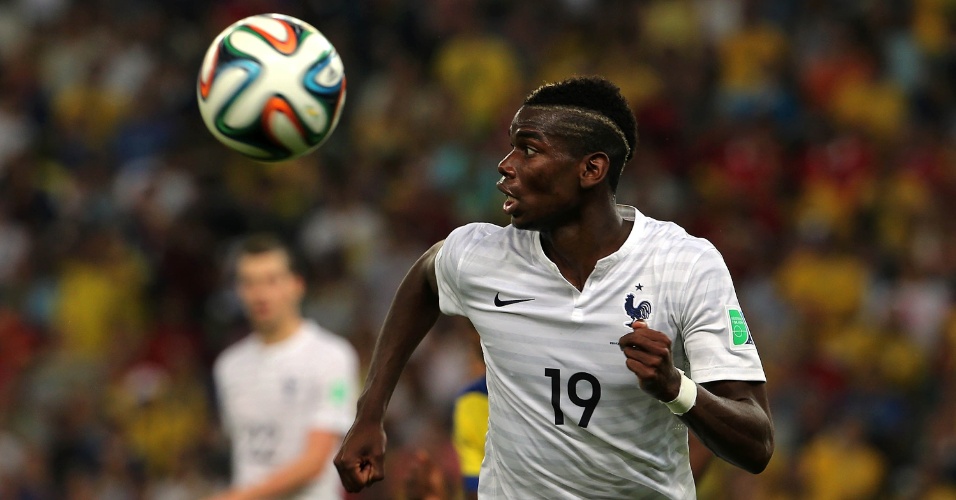 25.jun.2014 - Francês Pogba arranca para dominar a bola no empate por 0 a 0 contra o Equador, no Maracanã